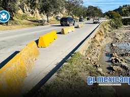 Instalan barreras de contención en Libramiento Rosas Magallón por reparación de socavón Instalan barreras de contención en Libramiento Rosas Magallón por reparación de socavón