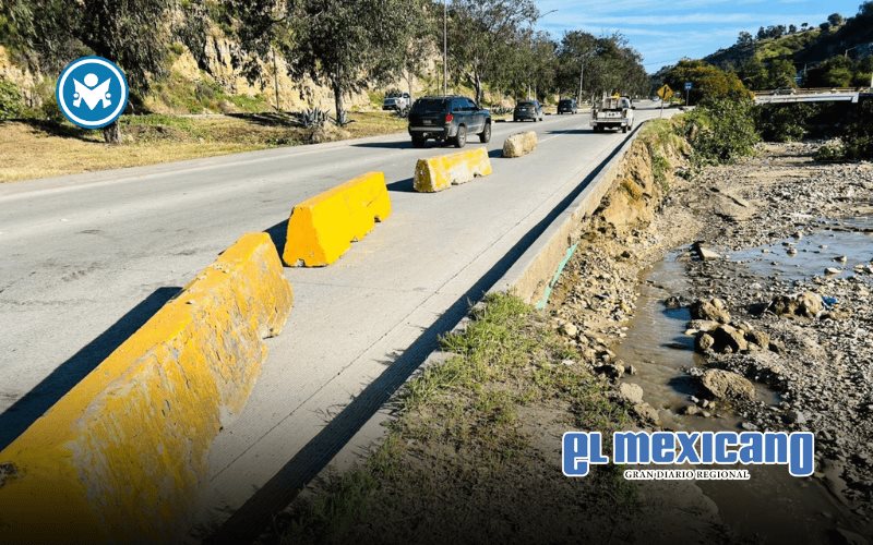 Instalan barreras de contenci&oacute;n en Libramiento Rosas Magall&oacute;n por reparaci&oacute;n de socav&oacute;n