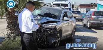 Conductora pierde el control y choca contra palmeras en Lomas Virreyes