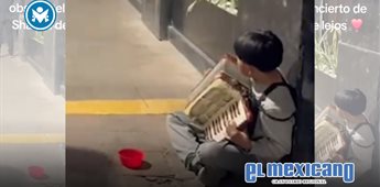 Ni&ntilde;o acordeonista observa el hist&oacute;rico concierto de Shakira desde la periferia del Z&oacute;calo