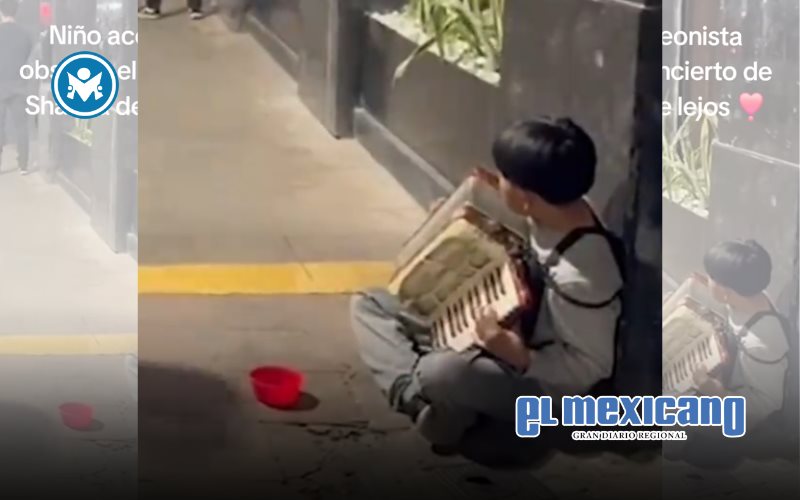 Ni&ntilde;o acordeonista observa el hist&oacute;rico concierto de Shakira desde la periferia del Z&oacute;calo