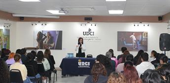 Visibilizan lucha de la comunidad sorda en presentaci&oacute;n literaria