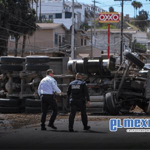 Dompe que transportaba tierra volc&oacute; luego de presuntamente sufrir una falla mec&aacute;nica
