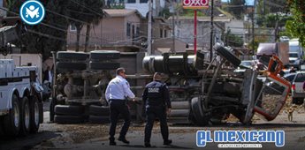 Dompe que transportaba tierra volc&oacute; luego de presuntamente sufrir una falla mec&aacute;nica