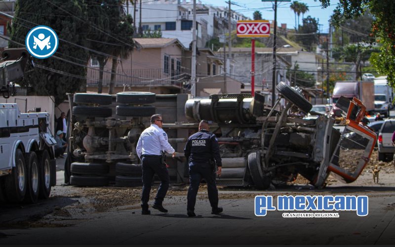 Dompe que transportaba tierra volcó luego de presuntamente sufrir una falla mecánica