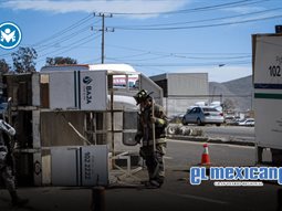 Volcadura de cami&oacute;n de gas provoca movilizaci&oacute;n sobre la carretera Tijuana–Tecate