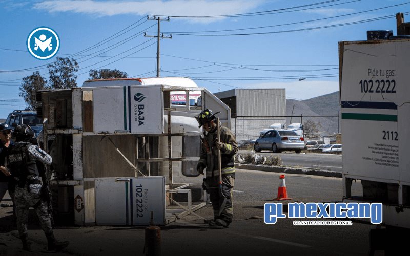 Volcadura de cami&oacute;n de gas provoca movilizaci&oacute;n sobre la carretera Tijuana–Tecate