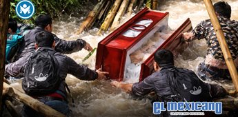 Familiares caen a un r&iacute;o con ata&uacute;d durante sepelio tras colapsar puente en Per&uacute;
