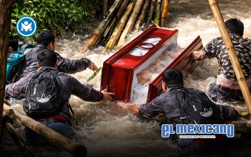 Familiares caen a un río con ataúd durante sepelio tras colapsar puente en Perú Familiares caen a un río con ataúd durante sepelio tras colapsar puente en Perú