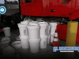 Decomisan más de 400 kilos de metanfetamina líquida ocultos en tráiler en la Garita de Otay Decomisan más de 400 kilos de metanfetamina líquida ocultos en tráiler en la Garita de Otay