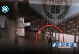 Mujer esposada escapa por la ventanilla de una patrulla en Michigan