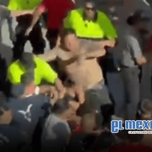 Pelea entre aficionados de Chivas y Atlas desata disturbios previo al Cl&aacute;sico Tapat&iacute;o en Los &Aacute;ngeles