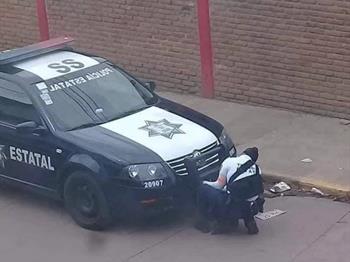 Agente de tr&aacute;nsito infracciona a patrulla de la Polic&iacute;a Estatal en Edomex