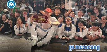 Peso Pluma recibe llave de la ciudad de San Antonio