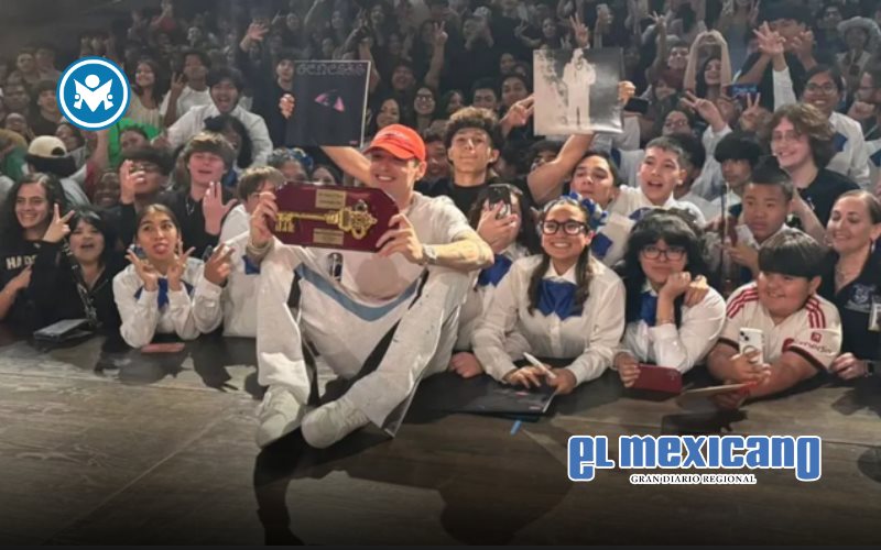 Peso Pluma recibe llave de la ciudad de San Antonio