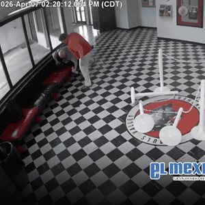 Director evita tiroteo escolar al enfrentar a atacante en Oklahoma