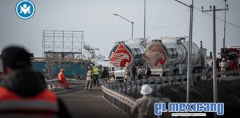 Pipa de Pemex queda al borde de volcar en la Tijuana–Ensenada