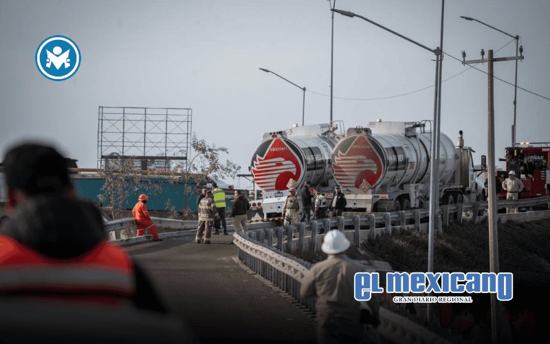 Pipa de Pemex queda al borde de volcar en la Tijuana–Ensenada