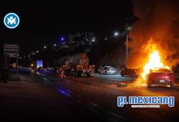 Vuelca autom&oacute;vil en el bulevar 2000; circulaba a alta velocidad