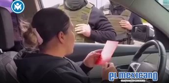 Mujer evita detenci&oacute;n de ICE con tarjeta roja