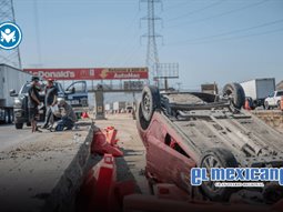 Vuelca autom&oacute;vil en el bulevar 2000; circulaba a alta velocidad