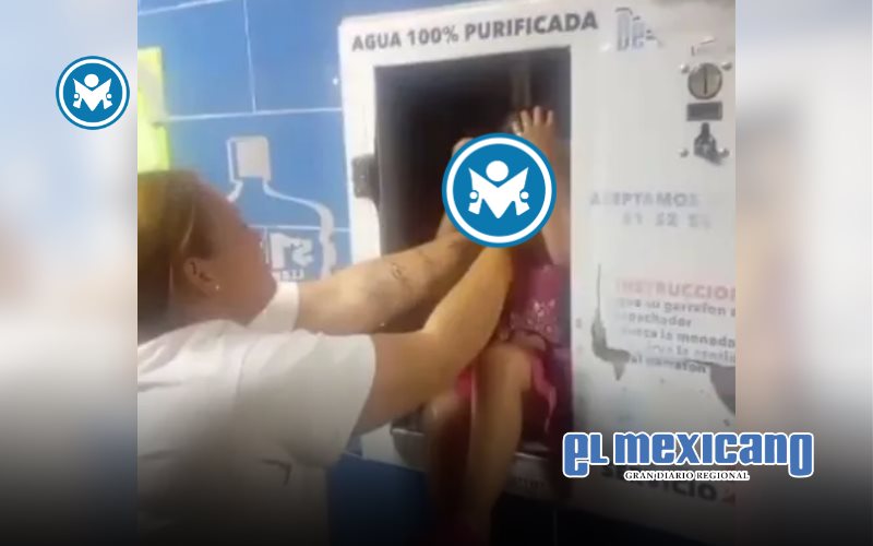 Madre ba&ntilde;a a su hija en purificadora por crisis de agua en Torre&oacute;n