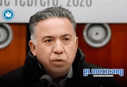 Roc&iacute;o Nahle entrega lona de protesta a IMSS Bienestar durante desfile
