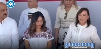 Roc&iacute;o Nahle entrega lona de protesta a IMSS Bienestar durante desfile