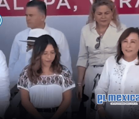 Roc&iacute;o Nahle entrega lona de protesta a IMSS Bienestar durante desfile