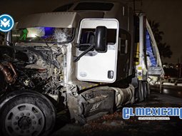 Tr&aacute;iler derrapa por lluvia y colisiona en Rosas Magall&oacute;n