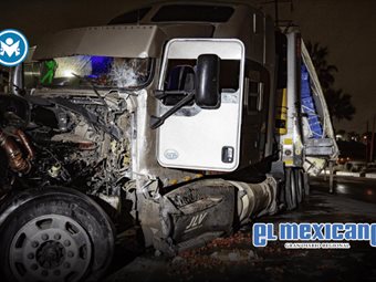 Tr&aacute;iler derrapa por lluvia y colisiona en Rosas Magall&oacute;n