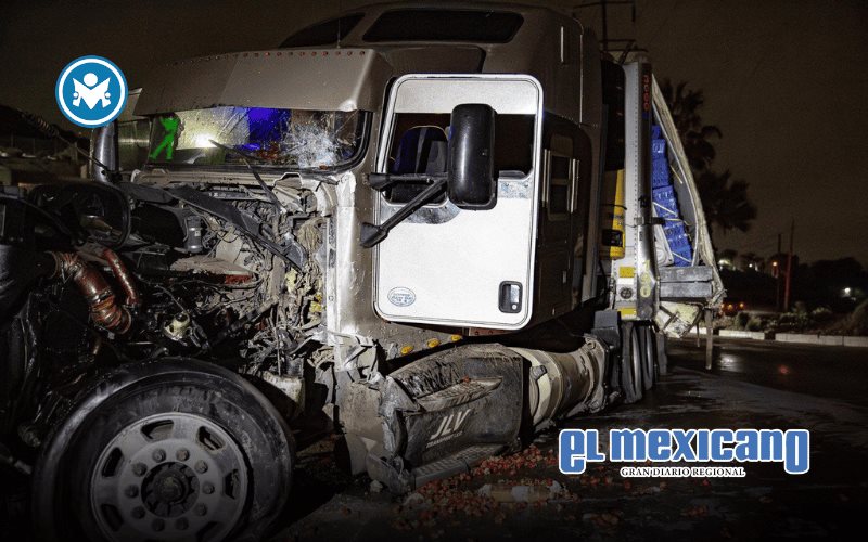 Tr&aacute;iler derrapa por lluvia y colisiona en Rosas Magall&oacute;n