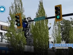 Motocicleta queda colgada de un sem&aacute;foro tras brutal choque en Canad&aacute;