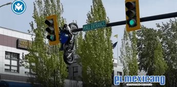 Motocicleta queda colgada de un sem&aacute;foro tras brutal choque en Canad&aacute;