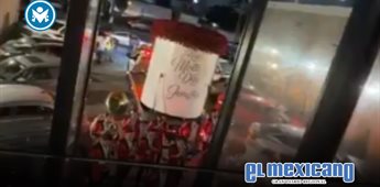 Viralizan ramo buch&oacute;n gigante entregado con gr&uacute;a
