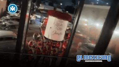 Viralizan ramo buchón gigante entregado con grúa Viralizan ramo buchón gigante entregado con grúa