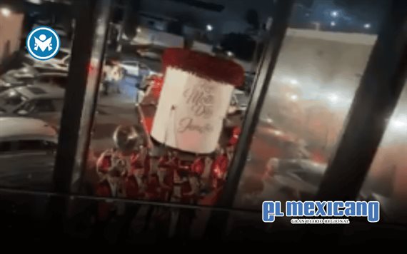 Viralizan ramo buch&oacute;n gigante entregado con gr&uacute;a