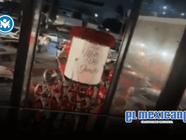 Viralizan ramo buch&oacute;n gigante entregado con gr&uacute;a