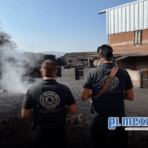 Surge g&eacute;iser en patio de vivienda en Michoac&aacute;n