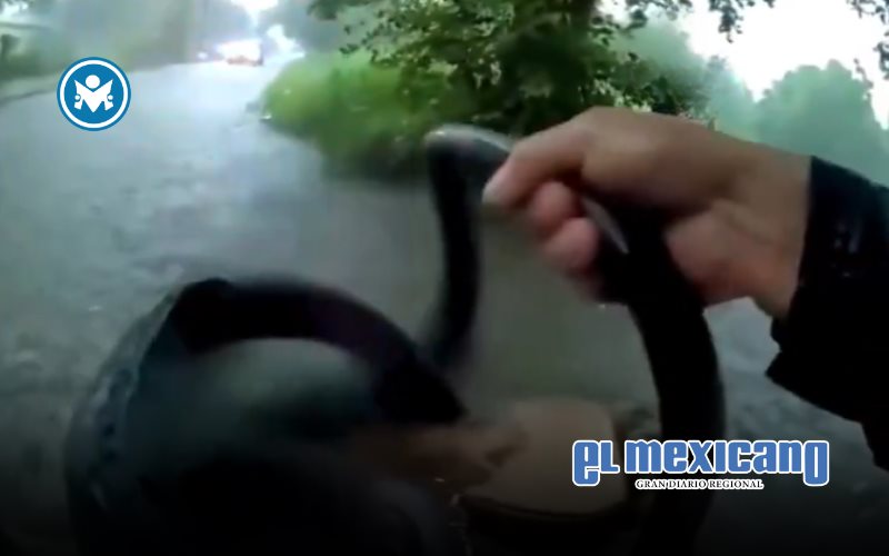 Rescatan a bebé de un auto arrastrado por la corriente en Texas Rescatan a bebé de un auto arrastrado por la corriente en Texas
