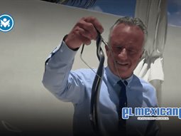 Secretario de Salud de EU desata pol&eacute;mica al capturar serpientes con las manos