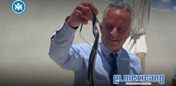 Secretario de Salud de EU desata pol&eacute;mica al capturar serpientes con las manos