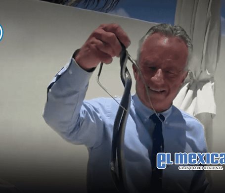 Secretario de Salud de EU desata pol&eacute;mica al capturar serpientes con las manos