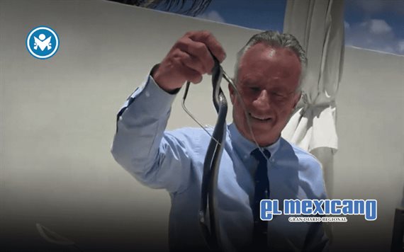 Secretario de Salud de EU desata pol&eacute;mica al capturar serpientes con las manos