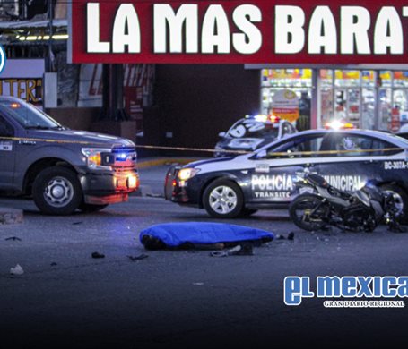 Motociclista muere tras chocar con camioneta en Jard&iacute;n Dorado