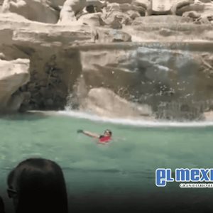 Turista salta a la Fontana di Trevi y enfrenta sanciones