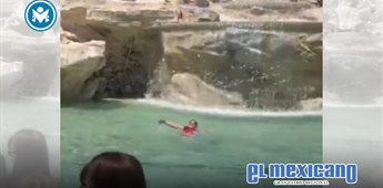 Turista salta a la Fontana di Trevi y enfrenta sanciones