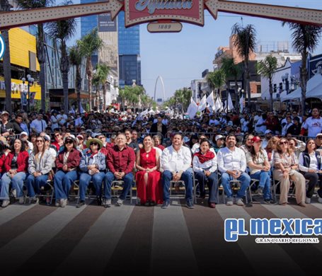 Pol&iacute;ticos y ciudadanos se congregan en la Avenida Revoluci&oacute;n para ver a Sheinbaum