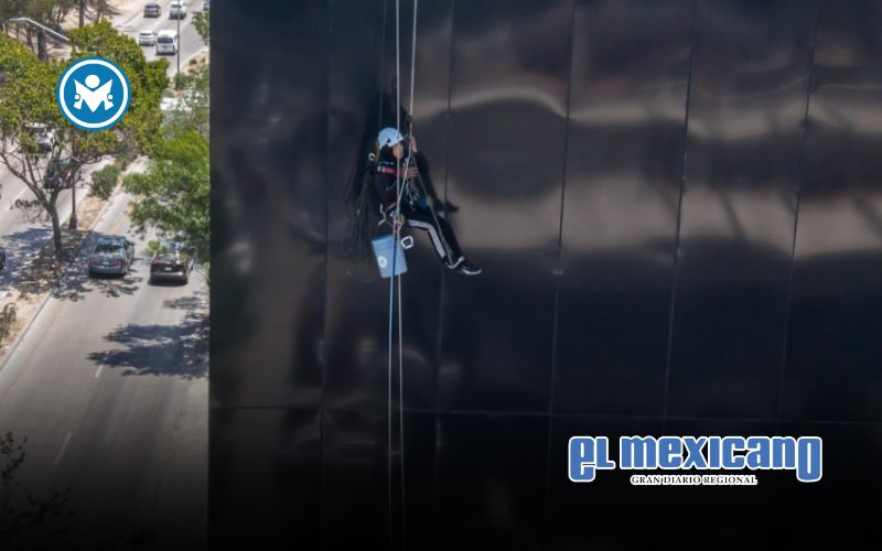Rescatan a trabajador suspendido en lo alto de Torre 21