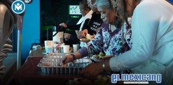 Disfrutan madres velada art&iacute;stica en El Trompo